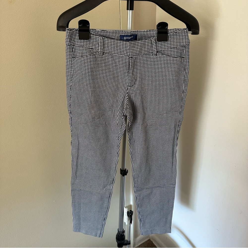 Old Navy black and white pixie (4 regular)